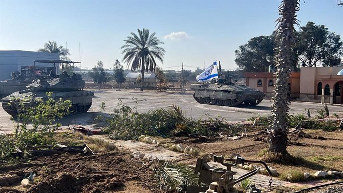 Carros de combate del Ejército de Israel tras la toma militar del lado palestino del paso de Rafá, situado en el sur de la Franja de Gaza y en la frontera con Egipto