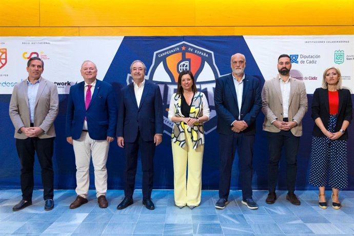 La alcaldesa de San Fernando, Patricia Cavada, el concejal de Deportes del Ayuntamiento de Cádiz, Carlos Lucero, y Antonio Torres, vicepresidente de la Federación Española de Baloncesto, junto a otros representantes locales.