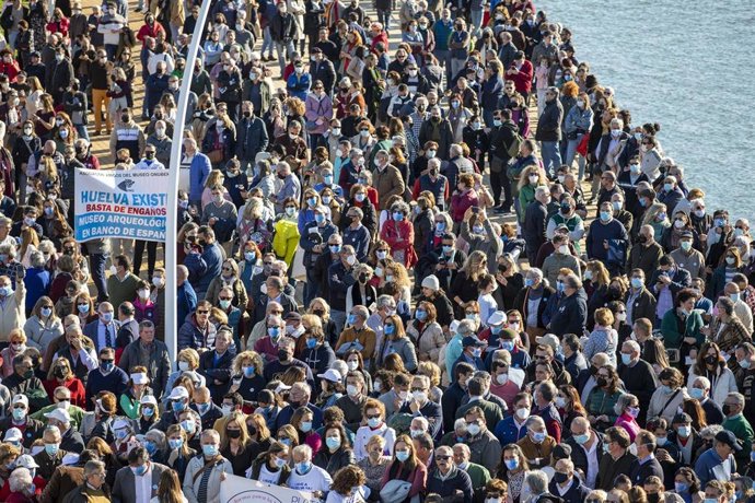 Archivo - Concentración por las infraestructuras el 4 de marzo del 2022 en Huelva.