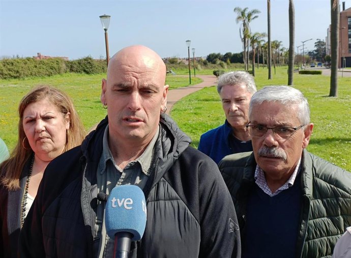 Archivo - El secretario general de la Agrupación Socialista de Gijón, Monchu García, atiende a los medios en el Lauredal, acompañado del Grupo Municipal Socialista (Archivo).