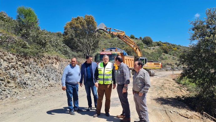 Los responsables políticos, durante su visita a las obra