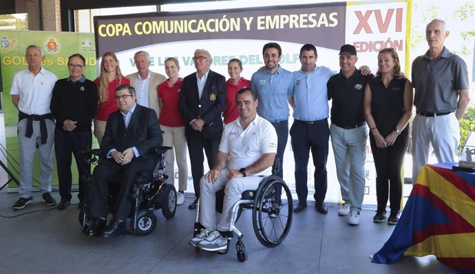 Foto de familia tras la presentación de la XVI edición de la Copa Comunicación y Empresas de golf