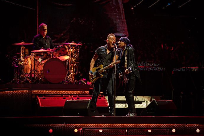 Archivo - El cantante Bruce Springsteen actúa en el Estadi Olímpic Lluís Companys de Barcelona, a 28 de abril de 2023, en Barcelona