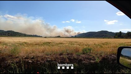 Els Bombers treballen amb 20 dotacions en un incendi prop d'Horta de Sant Joan