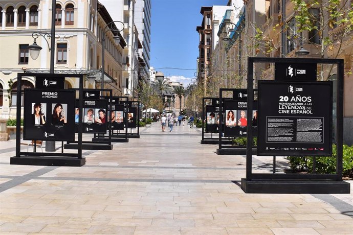 Alicante homenajea a los galardonados en el Festival Internacional de Cine de Alicante con una exposición fotográfica en la calle