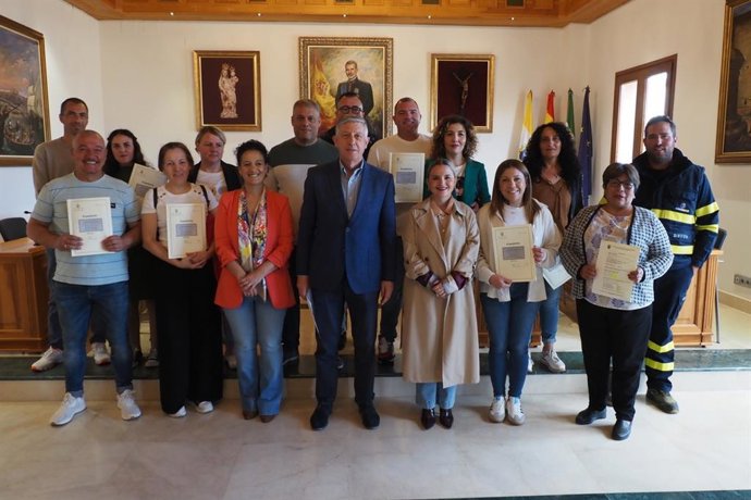 Acto de las firmas de los contratos de adquisición de las primeras siete viviendas de la tercera fase de la proporción Montecorto en Palos de la Frontera (Huelva).