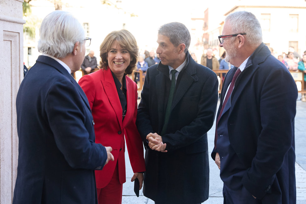 La fiscal de sala en materia de Derechos Humanos y Memoria Democrática, Dolores Delgado (2i) y el exalcalde de Alcalá de Henares Javier Rodríguez (3i), llegan a la entrega de la IX edición del Premio de Derechos Humanos Rey de España al colectivo 