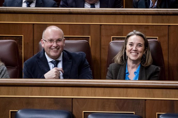 Archivo - El portavoz del PP en el Congreso, Miguel Tellado, y la secretaria general del PP, Cuca Gamarra, durante una sesión plenaria, en el Congreso de los Diputados, a 27 de febrero de 2024, en Madrid (España).El Pleno del Congreso debate y vota una pr