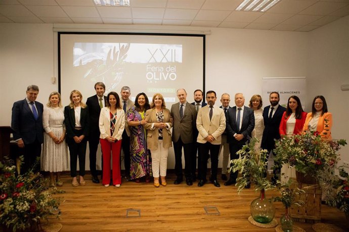 Autoridades asistentes a la inauguración de la XXII Feria del Olivo de Montoro.