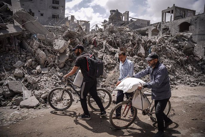 Imagen de archivo de varios residentes tras un bombardeo de Israel contra la Franja de Gaza.