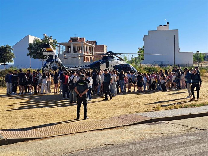 Aterrizaje de un helicóptero del Servicio Aéreo de la Benemérita en los actos de Montilla.