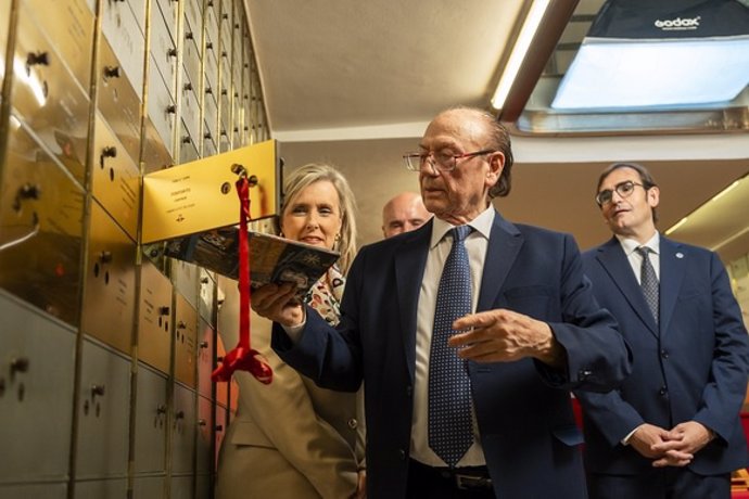 Antonio Fernández Díaz, Fosforito, introduce su legado en la Caja de las Letras, bajo la mirada del director del Cervantes de Palermo, Juan Carlos Reche, y de la teniente de alcalde de Puente Genil (localidad natal del cantaor), Tatiana Pozo.