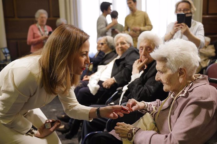 La alcaldesa, Natalia Chueca, saluda a varias centenarias.
