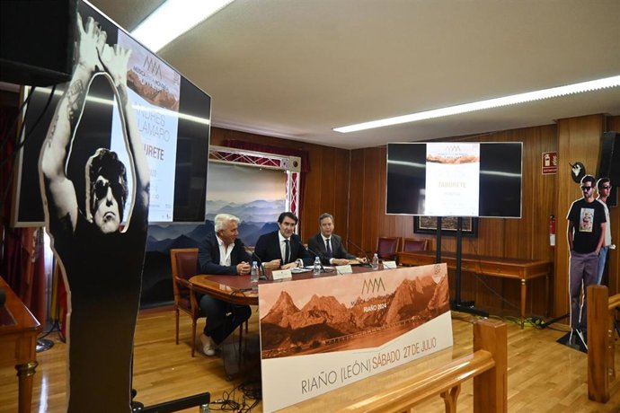 El consejero de Medio Ambiente, Vivienda y Ordenación del Territorio, Juan Carlos Suárez Quiñones, en el centro, durante la presentación de la nueva edición de Músicos en la Montaña y de la Riaño Trail Run