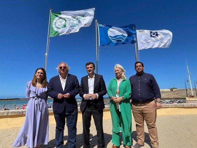 Archivo - Mercedes Colombo y Bruno García en el izado de la bandera azul en la playa de La Caleta el pasado año 2023.