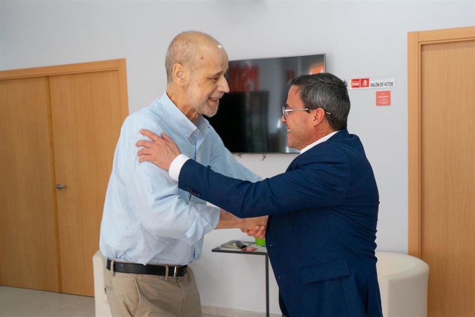 Archivo - El secretario general del PSOE de Extremadura, Miguel Ángel Gallardo, en su reunión con el presidente de Envision Group España, José Dominguez Abascal