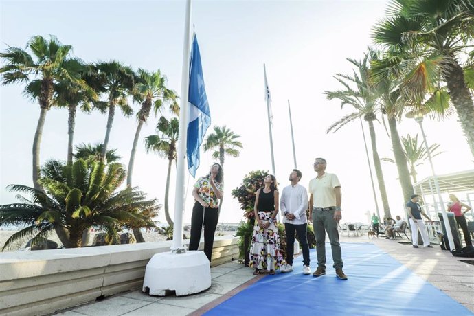 Archivo - La alcaldesa de Almería, María del Mar Vázquez, iza una bandera azul junto a la playa.