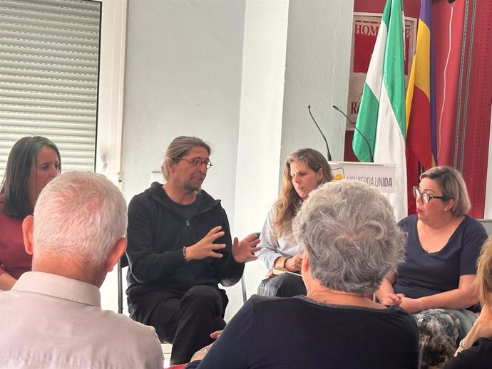 El diputado de Sumar en el Congreso Francisco Sierra en una reunión con un grupo de vecinos pertenecientes a diferentes barrios vulnerables de Huelva.