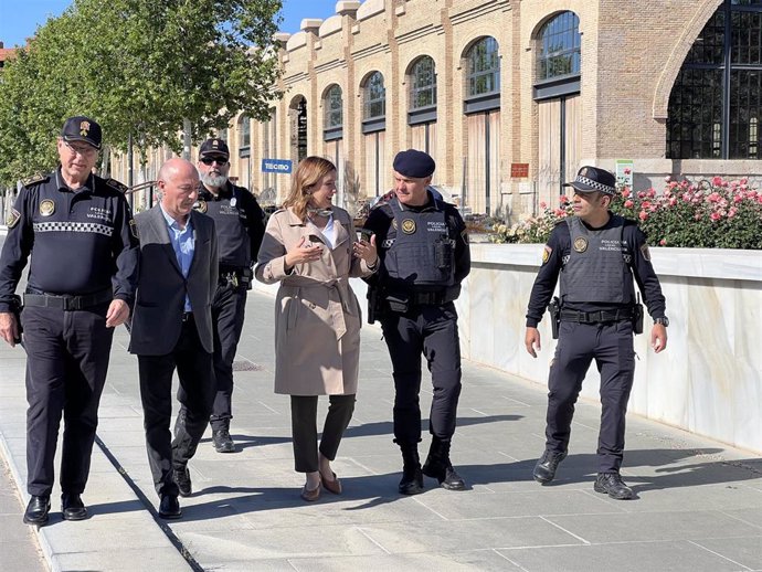 La alcaldesa de València, María José Catalá, visita el Parque Central, junto al concejal de Policía Local, Jesús Carbonell, en la presentación de la campaña de vigilancia y seguridad en parques y jardines.