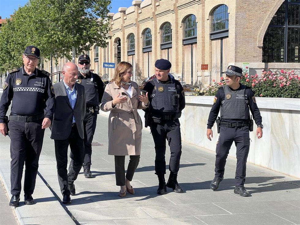 La alcaldesa de Valncia, María José Catalá, visita el Parque Central, junto al concejal de Policía Local, Jesús Carbonell, en la presentación de la campaña de vigilancia y seguridad en parques y jardines.