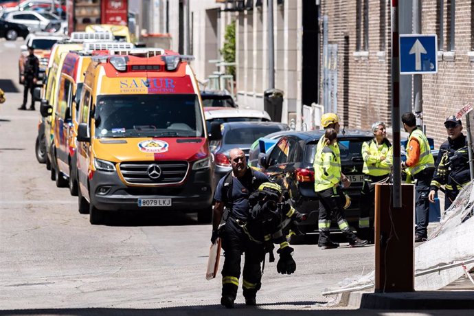 Personal de emergencias y bomberos en los alrededores del edificio donde se ha derrumbado el forjado, en la calle Lezama, a 8 de mayo de 2024, en Madrid (España).