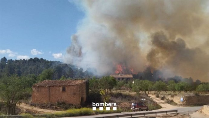 El fuego iniciado en Lledó (Teruel) afecta al municipio catalán Horta de Sant Joan (Tarragona) sobre las 19 horas