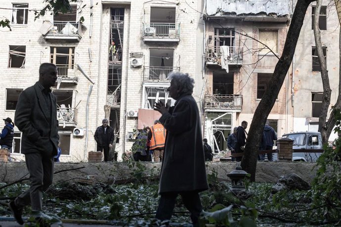 Archivo - Civiles en Ucrania tras un ataque de las Fuerzas Armadas de Rusia