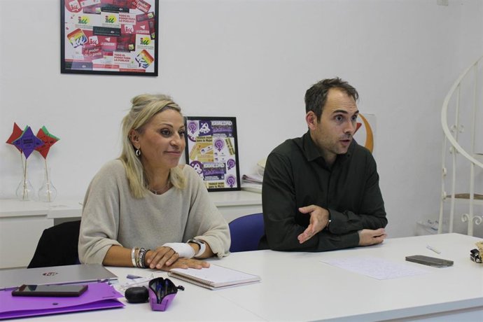 El coordinador de IU en Andalucía y diputado por Sumar, Toni Valero, en Marbella junto a la coordinador local.
