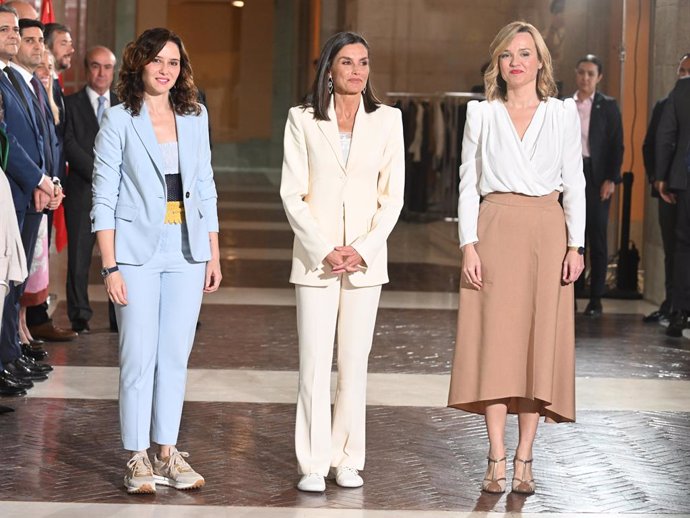 LA REINA LETIZIA JUNTO A LA PRESIDENTA DE LA COMUNIDAD DE MADRID, ISABEL DÍAZ AYUSO Y LA MINISTRA DE EDUCACIÓN, PILAR ALEGRÍA EN LOS PREMIOS SM DE LITERATURA