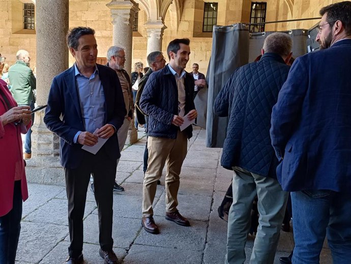El candidato a rector de la USAL, Juan Manuel Corchado, antes de depositar su voto este martes en la jornada electoral