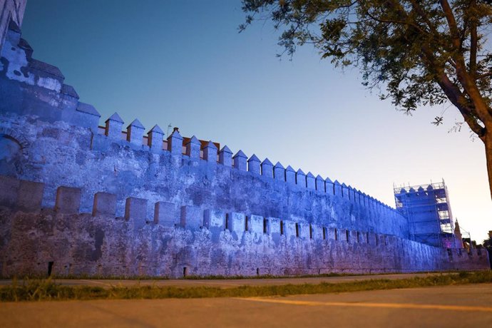 Archivo - Iluminación ornamental de la muralla de la Macarena con equipos "de última generación".