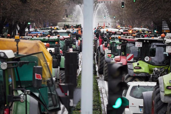 Archivo - Agricultores durante una manifestación de tractores por el centro de Pamplona