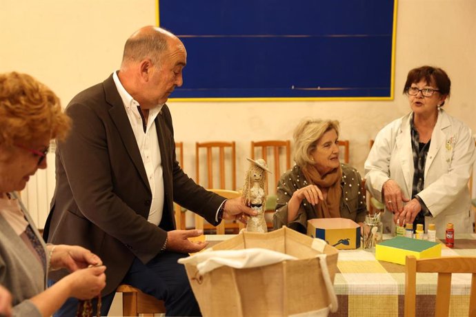 El presidente de la Diputación, Miguel Ángel de Vicente, con varias alumnas del Aula de Manualidades de Tabladillo