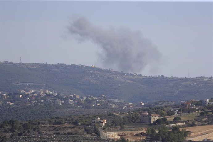 Archivo - Columna de humo en el sur de Líbano tras un ataque israelí