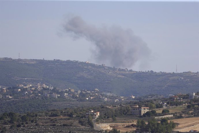 Archivo - AL-QUAZAH, Dec. 4, 2023  -- Smoke rises following an Israeli strike in Al-Quazah, Lebanon, on Dec. 4, 2023. Six Lebanese civilians were injured on Monday in Israeli artillery and missile shelling targeting several border areas in southern Lebano