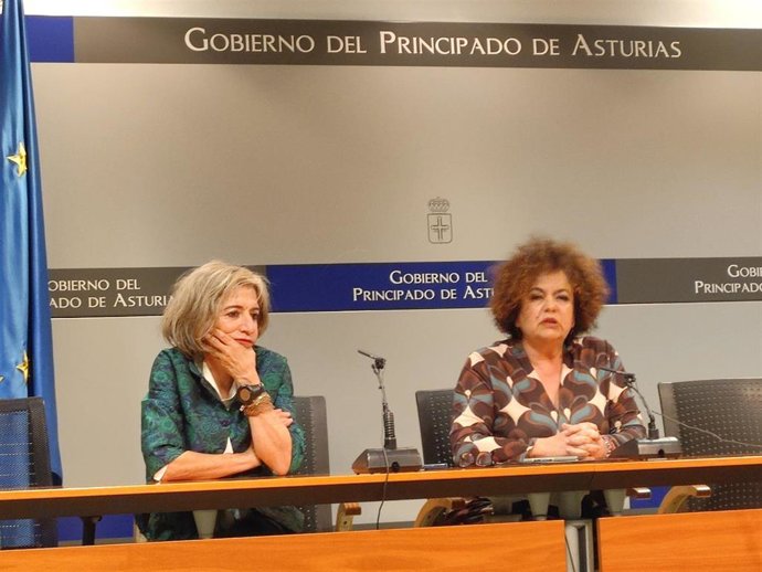 La directora general de Infancia y Familias, Belén Barrero, y la consejera de Derechos Sociales y Bienestar, Marta del Arco, en rueda de prensa