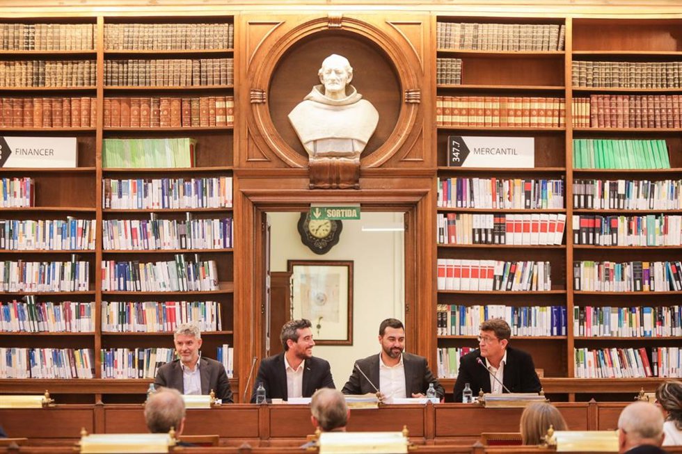 Los abogados Andreu Van den Eynde y Alexander Salvador, el periodista Toni Muñoz y el abogado Eloy Moreno, durante una mesa redonda en el Icab sobre el impacto de la ley de amnistía.