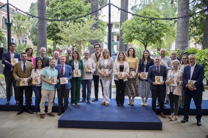 Foto de los asistentes al acto posando con la guía.