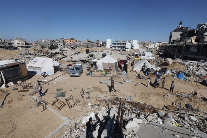 May 7, 2024, Khan Yunis, Gaza Strip, Palestinian Territory: Internally displaced Palestinians, carrying their belongings, set up tents on the ruins of their homes after the Israeli army asked them to evacuate from the city of Rafah, in Khan Yunis, souther