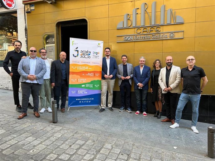 Asistentes a la presentación de 'Jaén en julio' en el café Berlín de Madrid.