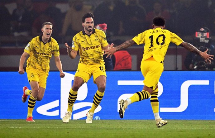 07 May 2024, France, Paris: Dortmund's Mats Hummels celebrates with with teammates Nico Schlotterbeck (left) and Jadon Sancho after he scored his side's first goal during the UEFA Champions League semi final between Paris Saint-Germain (PSG) and Borussia 