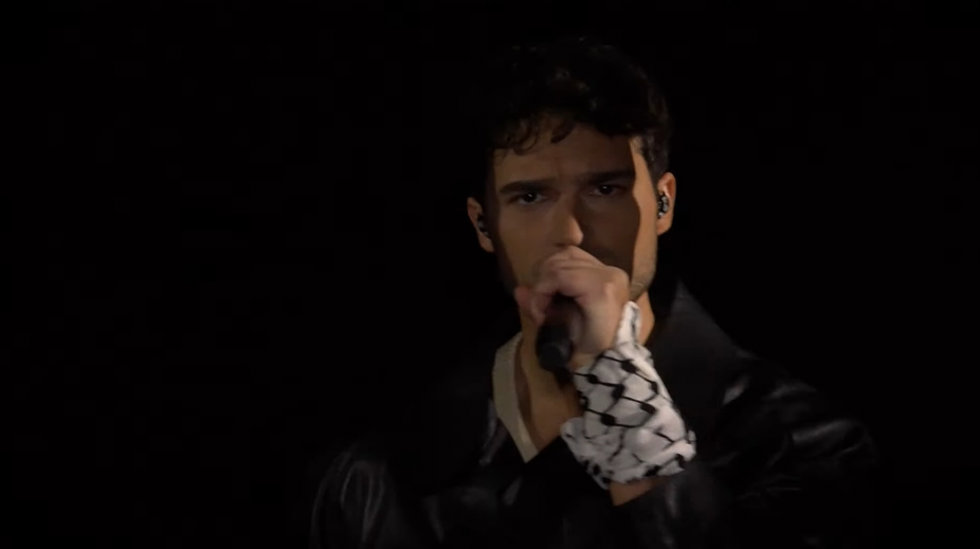 Eric Saade, artista suecopalestino invitado a cantar en la primera semifinal de Eurovisión 2024, con un pañuelo propalestino.