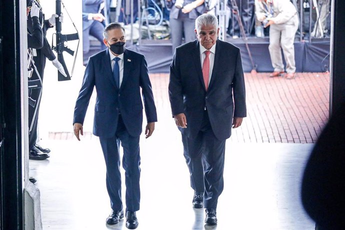El presidente saliente de Panamá, Laurentino Cortizo, y el mandatario electo, José Raúl Mulino