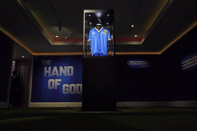 Archivo - 20 April 2022, United Kingdom, London: The 1986 World Cup 'Hand of God' shirt of Argentine football legend Diego Maradona is seen on display at Sotheby's in London, before being auctioned. Photo: Jonathan Brady/PA Wire/dpa