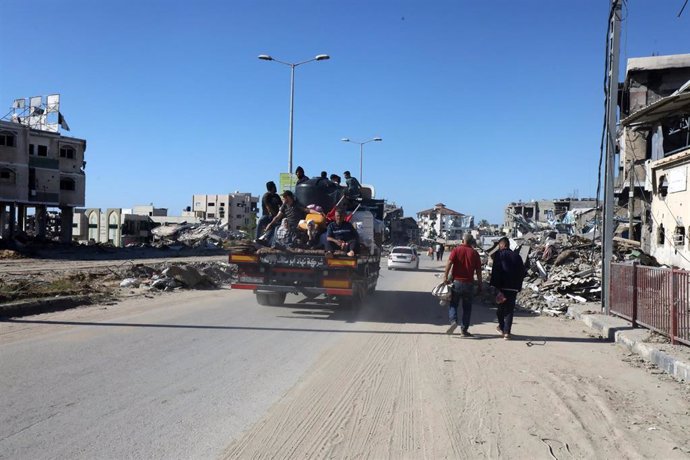 Palestinos desplazados que llegan a Jan Yunis tras abandonar Rafá, en el sur de la Franja de Gaza, debido a una orden de evacuación del Ejército israelí