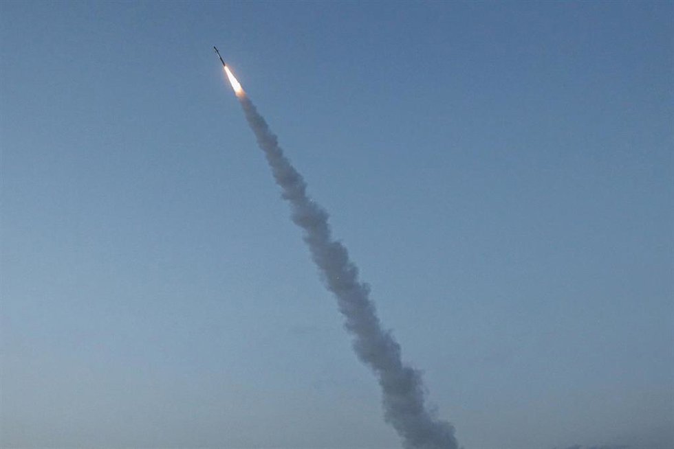 Archivo - Imagen de archivo del sistema de defensa antiaérea israelí interceptando cohetes