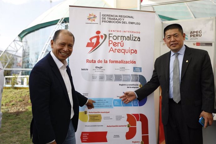 Ministro de Trabajo y Promoción del Empleo, Daniel Maurate Romero y el líder del Grupo de trabajo para el desarrollo de los recursos humanos del APEC, Zhao Li.