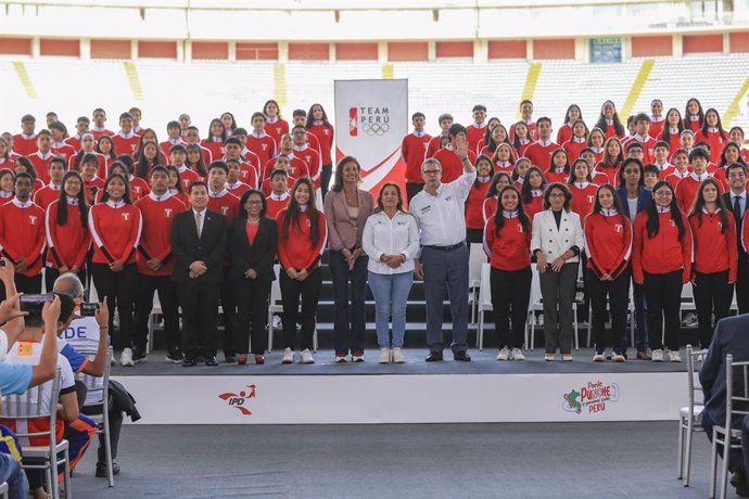 Esta tarde en el Estadio Nacional, la presidenta de la República, Dina Ercilia Boluarte Zegarra, reconoció a los jóvenes deportistas peruanos que ganaron 100 medallas en los I Juegos Bolivarianos de la Juventud 2024, realizados en Bolivia.