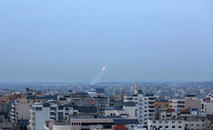 Archivo - Milicias palestinas disparando misiles contra Israel, cuya defensa aérea les hace frente en el cielo de la ciudad de Gaza