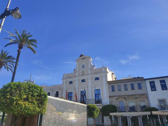 Fachada del Ayuntamiento de Mérida en un día soleado